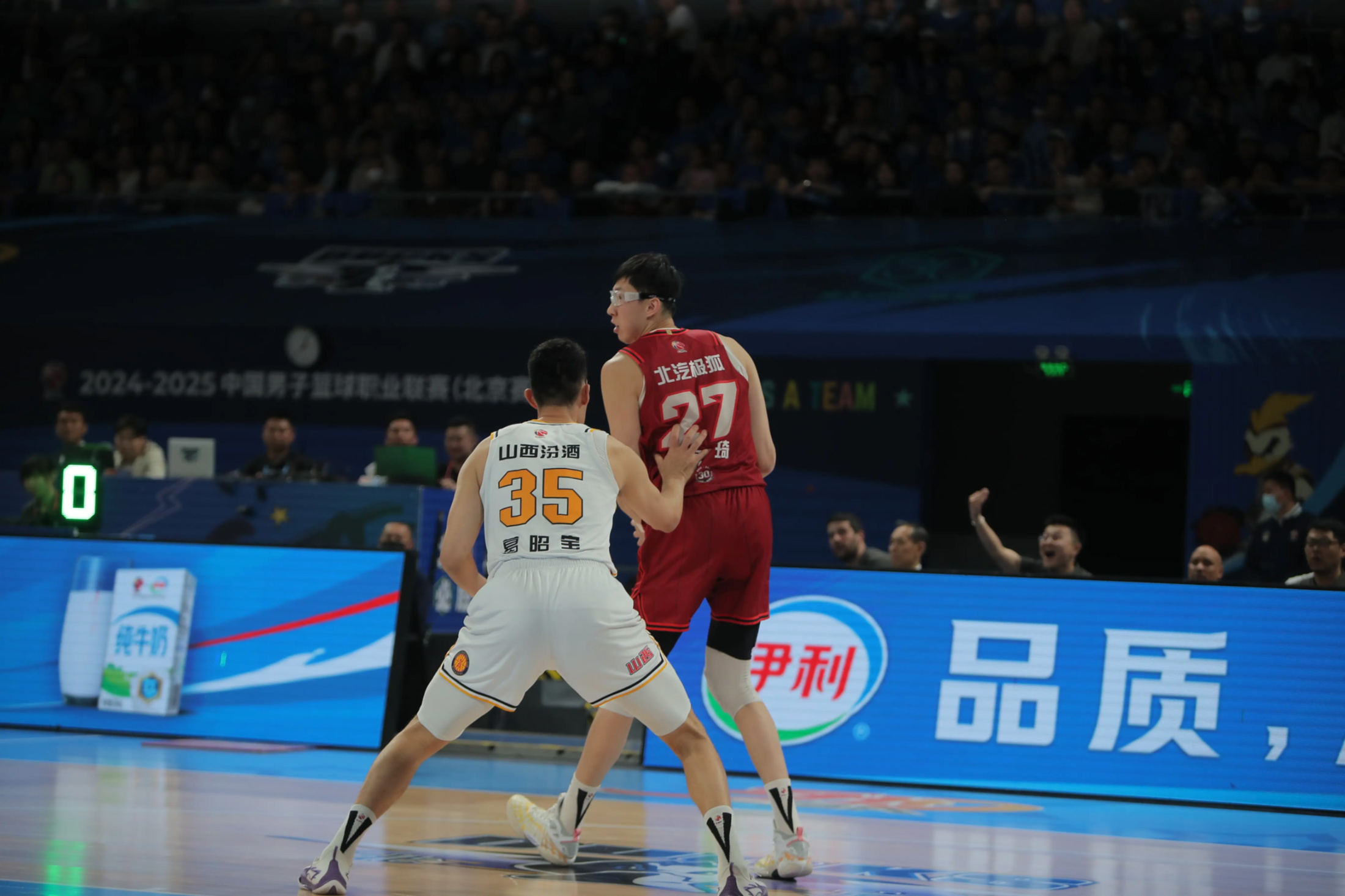 冲刺阶段突围战来临，北京首钢围绕欧篮联主帅复盘，引发热议，训练强度明显提升(北京首钢换外援)