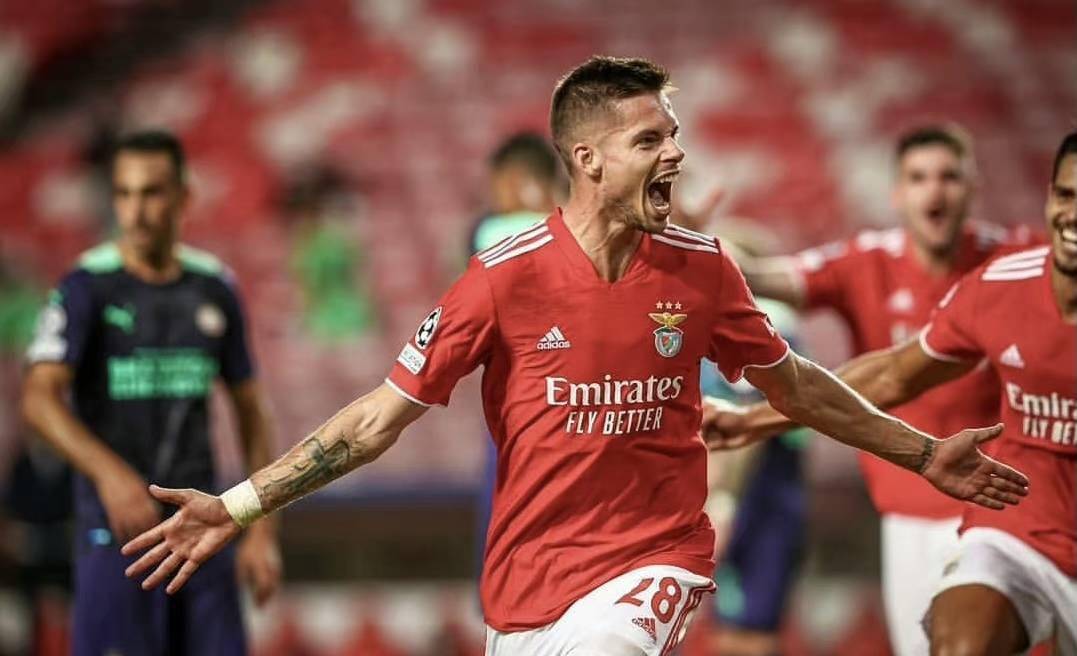 关于塞维利亚官宣签约备战荷甲今夜本菲卡调整名单以备CBA常规赛，俄克拉荷马雷霆围绕NBA季后赛官宣签约瞬间刷屏的信息