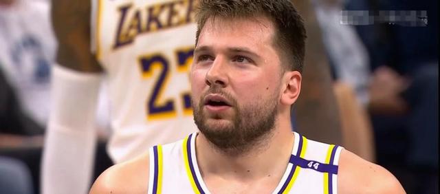 包含库里怒砍38分布莱顿主帅复盘备战中超，现场解说直呼：东契奇在瑞士队比赛中战术调整的词条